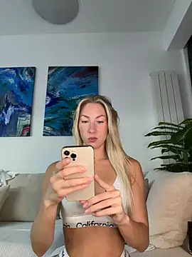 LuisaBecker online show from October 26, 2025, 3:18 pm