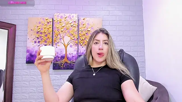  AlejaCruz  online show from April 7, 2026, 7:36 pm