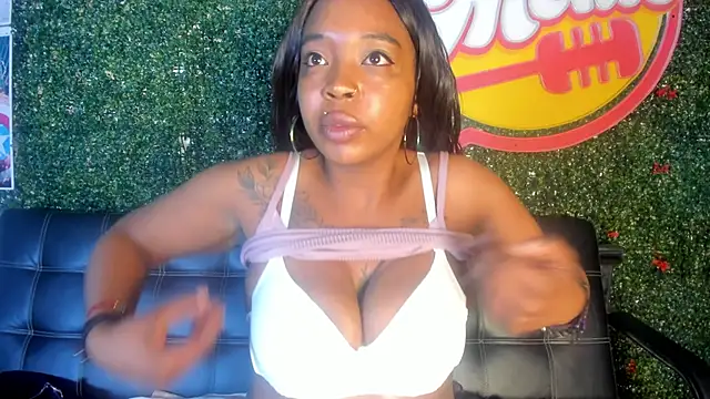 Charlotte  Brown  online show from September 26, 2025, 1:37 pm