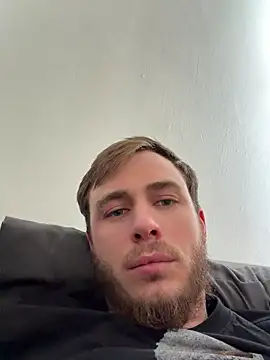 Julian128 online show from April 23, 2026, 4:42 pm
