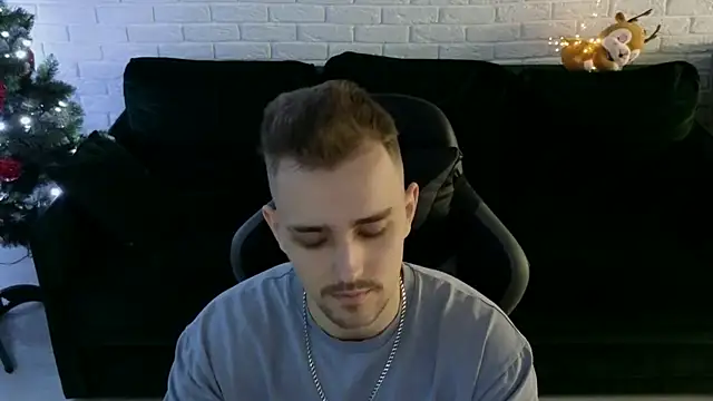 Larstar01 online show from December 31, 2024, 5:07 pm