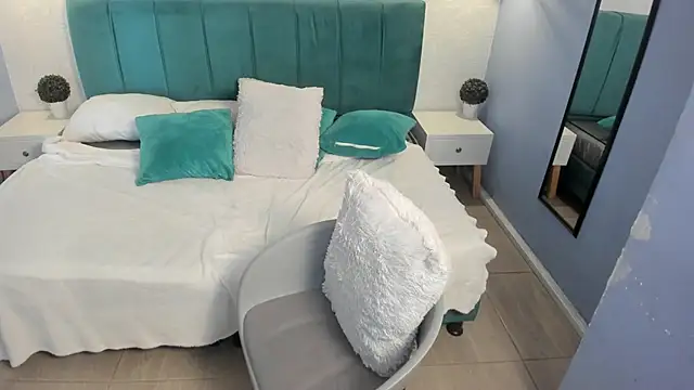 Snapshot of tiffani__love chatting on February 13, 2025, 12:00 pm tiffani love online show from February 13, 2025, 12:00 pm
