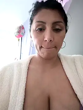 Snapshot of tiffani__love chatting on November 4, 2025, 6:18 pm tiffani love online show from November 4, 2025, 6:18 pm