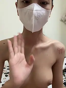 Lucy-Gold online show from October 5, 2025, 1:53 pm