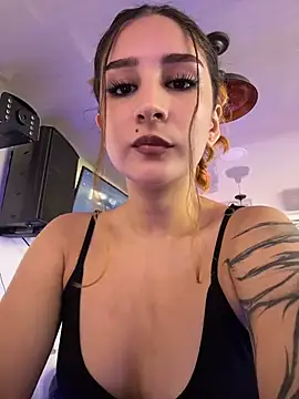 Mon Cherry online show from April 23, 2026, 2:02 am