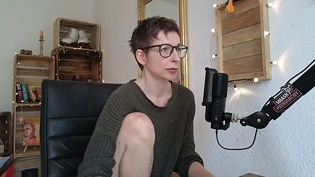 secretly naked online show from September 18, 2025, 1:02 pm