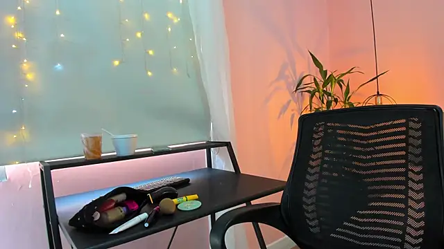 Alana Suares1 online show from October 3, 2025, 8:39 pm