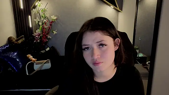 Snapshot of almma_shy chatting on September 23, 2025, 1:36 pm almma shy online show from September 23, 2025, 1:36 pm