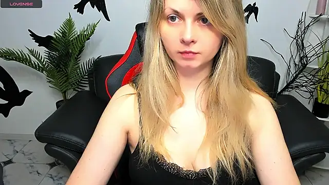 Snapshot of SmilingEmily_ chatting on December 6, 2024, 7:54 am SmilingEmily online show from December 6, 2024, 7:54 am