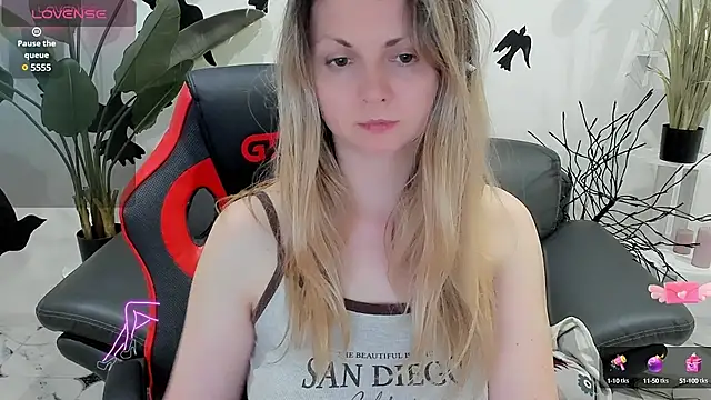 Snapshot of SmilingEmily_ chatting on January 14, 2025, 9:13 am SmilingEmily online show from January 14, 2025, 9:13 am