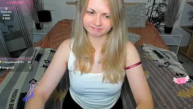 Snapshot of SmilingEmily_ chatting on January 31, 2025, 11:13 pm SmilingEmily online show from January 31, 2025, 11:13 pm
