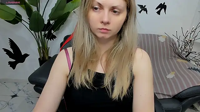 Snapshot of SmilingEmily_ chatting on February 7, 2025, 6:35 am SmilingEmily online show from February 7, 2025, 6:35 am