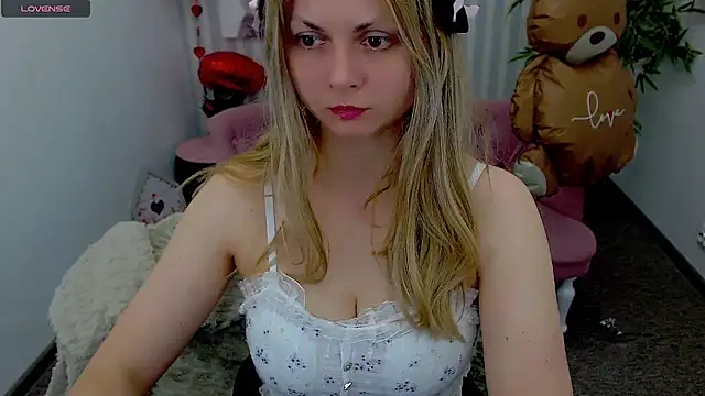 Snapshot of SmilingEmily_ chatting on February 14, 2025, 7:38 am SmilingEmily online show from February 14, 2025, 7:38 am