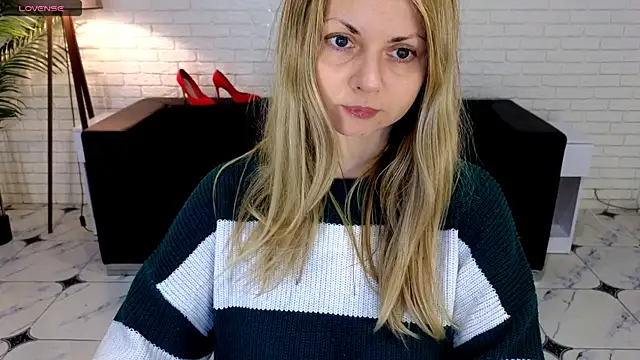 Snapshot of SmilingEmily_ chatting on March 4, 2025, 7:30 am SmilingEmily online show from March 4, 2025, 7:30 am