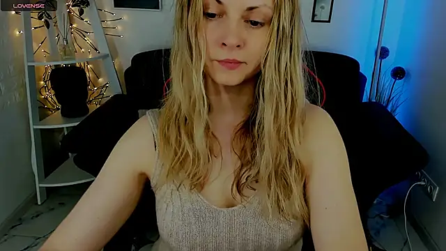 Snapshot of SmilingEmily_ chatting on March 14, 2025, 7:37 am SmilingEmily online show from March 14, 2025, 7:37 am