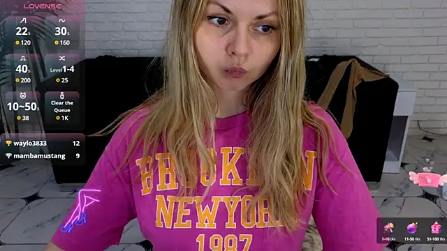 Snapshot of SmilingEmily_ chatting on March 18, 2025, 10:36 am SmilingEmily online show from March 18, 2025, 10:36 am