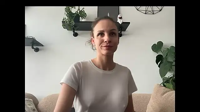 Snapshot of Mary_Wet chatting on April 1, 2026, 11:33 am Mary Wet online show from April 1, 2026, 11:33 am