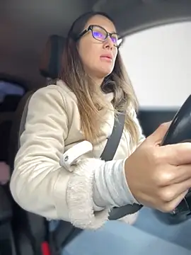 HotXMom online show from November 12, 2025, 6:47 am