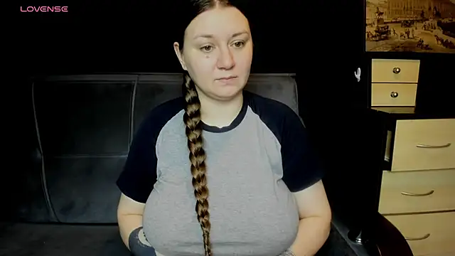 Snapshot of AlisaBacker chatting on May 15, 2026, 5:42 pm AlisaBacker online show from May 15, 2026, 5:42 pm