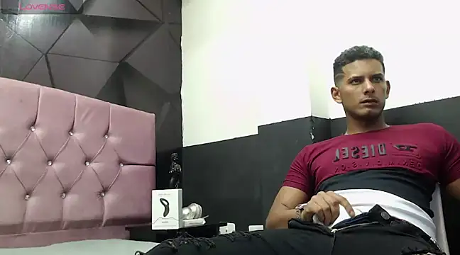 Snapshot of Chris_Dick23 chatting on December 19, 2024, 6:23 am Chris Dick23 online show from December 19, 2024, 6:23 am