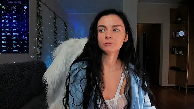 -danae- online show from December 10, 2024, 4:24 am