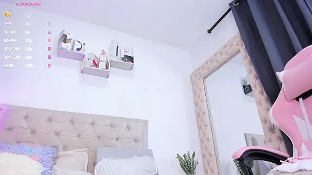 lorennahernandez01 online show from October 9, 2025, 11:30 am