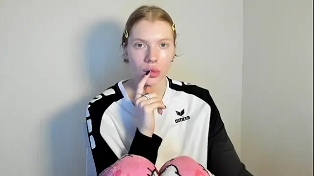 Snapshot of StellaDavis chatting on November 6, 2025, 10:05 am StellaDavis online show from November 6, 2025, 10:05 am