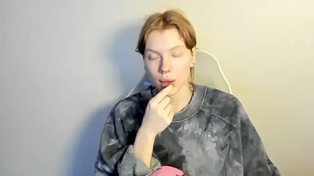 StellaDavis online show from December 18, 2025, 8:31 am