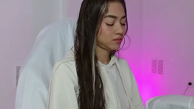 Snapshot of hantonella_ chatting on December 20, 2025, 3:30 pm hantonella online show from December 20, 2025, 3:30 pm