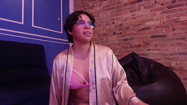 Emmapark  online show from November 15, 2025, 6:37 pm