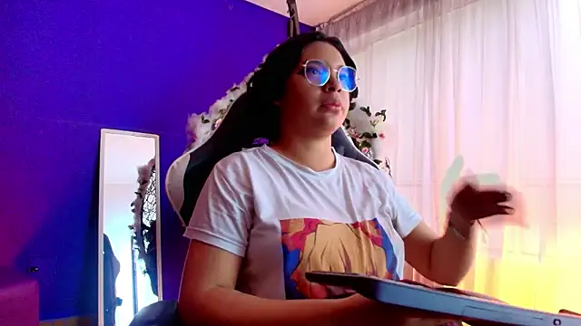 Emmapark  online show from February 3, 2026, 6:46 pm