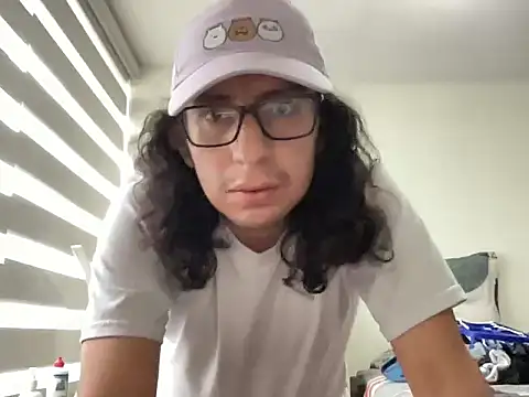 littlelatinhunter online show from November 5, 2025, 9:48 pm