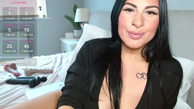 Snapshot of Layla_UK chatting on October 15, 2025, 11:10 am Layla UK online show from October 15, 2025, 11:10 am