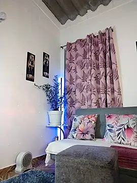 Charlotte Bayron online show from March 10, 2025, 12:51 am