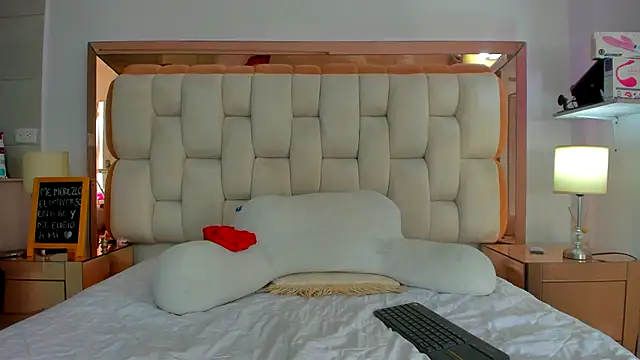 emilyparkerr01 online show from February 14, 2025, 8:26 pm