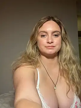 Snapshot of Sophie_Raegan chatting on April 22, 2026, 4:08 pm Sophie Raegan online show from April 22, 2026, 4:08 pm