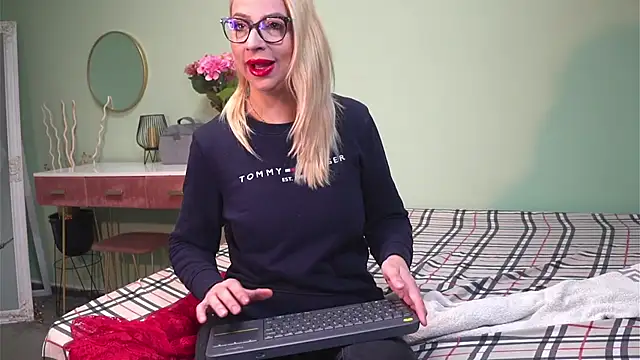 Snapshot of CelineConner chatting on January 17, 2025, 8:13 am CelineConner online show from January 17, 2025, 8:13 am