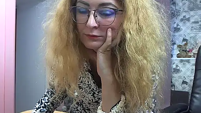 Helen1974 online show from December 19, 2025, 1:07 pm