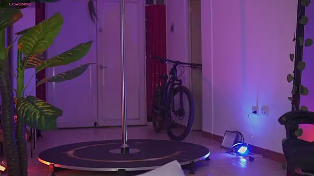 EmmaSanzz  online show from February 27, 2026, 10:37 am