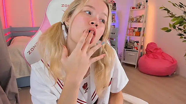 Lily Young online show from November 4, 2025, 4:55 am