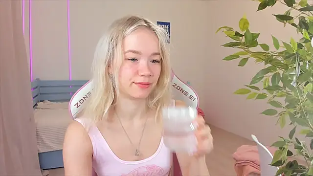 Lily Young online show from December 5, 2025, 3:37 am