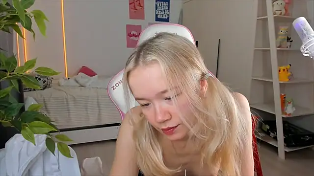 Lily Young online show from December 17, 2025, 6:19 am