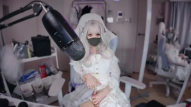 Snapshot of maku_00 chatting on February 15, 2025, 2:22 pm maku 00 online show from February 15, 2025, 2:22 pm