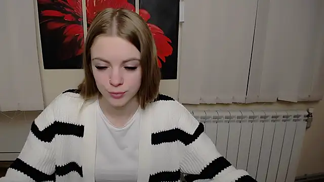 Snapshot of AliceFlirtt_ chatting on December 7, 2024, 12:35 pm AliceFlirtt online show from December 7, 2024, 12:35 pm