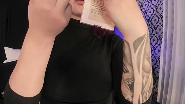 Adeelinee online show from November 28, 2025, 7:49 pm