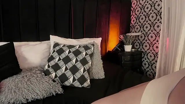 Adeelinee online show from December 17, 2025, 7:42 pm