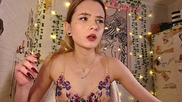 summerhazeee online show from February 3, 2026, 6:02 pm