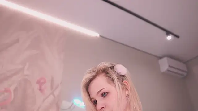 NinaMint online show from September 30, 2025, 5:51 pm