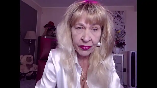Snapshot of HornyMilf_555 chatting on October 17, 2025, 7:55 am HornyMilf 555 online show from October 17, 2025, 7:55 am