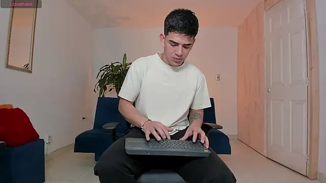 Snapshot of Ares_Johnson chatting on October 5, 2025, 1:37 am Ares Johnson online show from October 5, 2025, 1:37 am